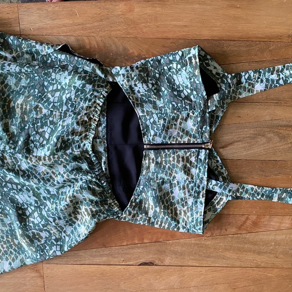 Guess wide leg jumpsuit with open back, size S. - Picture 5 of 7